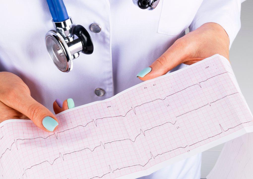 Diferença Entre Eletrocardiograma e Ecocardiograma: Desmistificando Mitos e Esclarecendo Benefícios